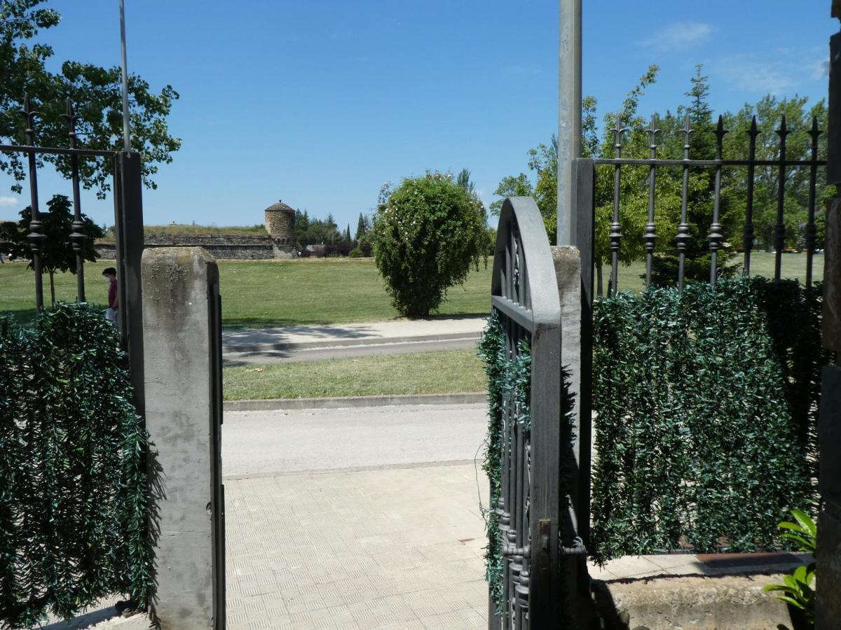 Casa Con Jardin Frente Ciudadela Villa Jaca Kültér fotó