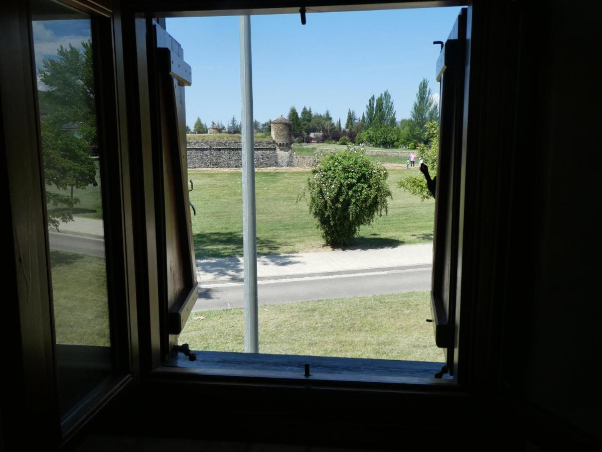 Casa Con Jardin Frente Ciudadela Villa Jaca Kültér fotó