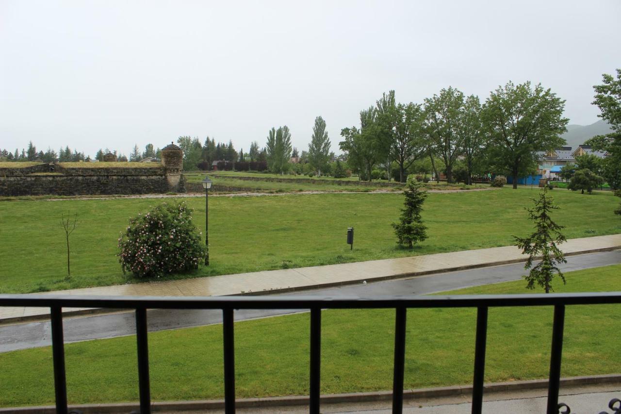 Casa Con Jardin Frente Ciudadela Villa Jaca Kültér fotó
